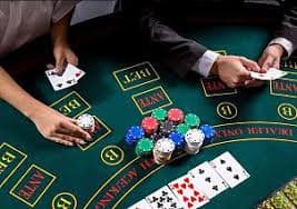 Filipino player accessing luckyi live casino on a mobile phone